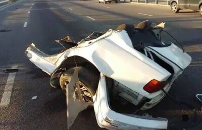В Алматы BMW разорвало на части из-за столкновения с ограждением
