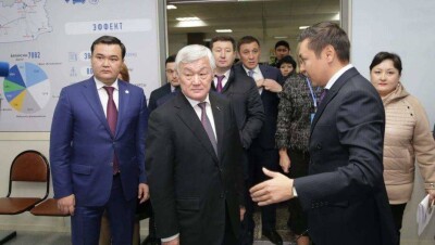 Бердыбек Сапарбаев посетил первый мобильный центр занятости Караганды