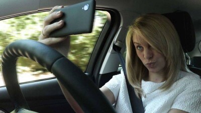Какой путь проезжает авто, пока водитель делает селфи, подсчитали страховщики