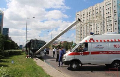 Водитель автобуса, врезавшегося в столб в Астане, не жаловался на самочувствие