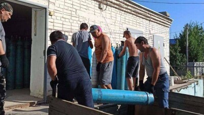 В Костанае волонтёры помогают разгружать кислородные баллоны в больницах