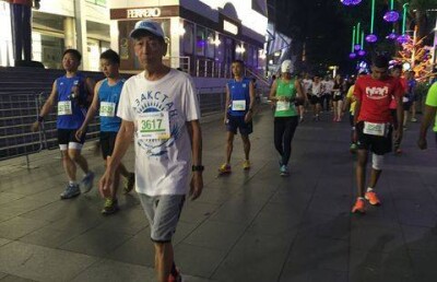 Аксакал из Казахстана пришёл первым в Сингапурском марафоне