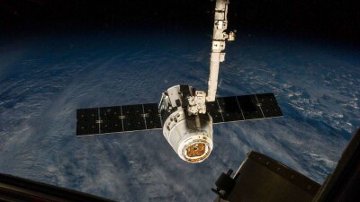 Корабль Dragon с продовольствием на борту пристыковался к Международной космической станции