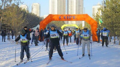 Партийцы пробежали лыжный марафон в честь 20-летия столицы