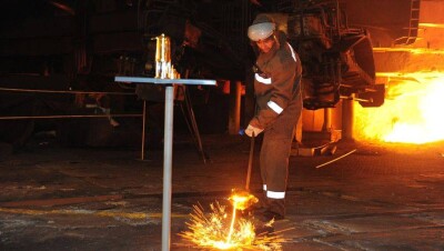 Огонь Универсиады зажгли от доменной печи и провезли в собачьей упряжке