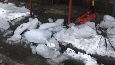 Глыба льда обрушилась на алматинку, у женщины сломаны руки и ноги