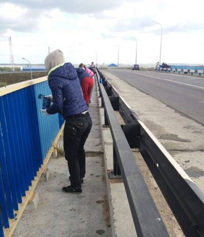 В Костанайской области учителей сняли с уроков и заставили работать на трассе