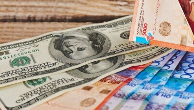 Стоимость доллара на бирже приблизилась к 387 тенге