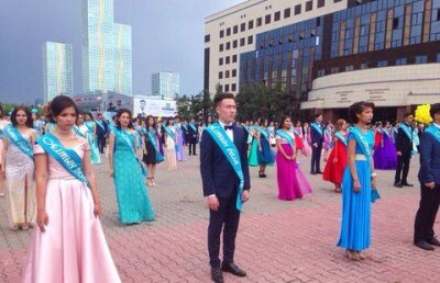 Адильбек Джаксыбеков пожелал столичным выпускникам найти надёжную опору