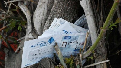 В "Астана-ЕРЦ" объяснили ситуацию с выброшенными в Коктале конвертами с квитанциями