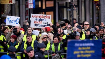 Сотрудники сети кинотеатров в жёлтых жилетах устроили митинг на кинофестивале в Берлине