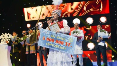 Лучшим айтыскером Казахстана впервые стала женщина