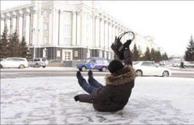 Женщина ослепла после падения на скользком льду в Хромтау