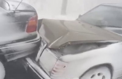 Более 20 автомобилей сразу столкнулись на мосту в Караганде