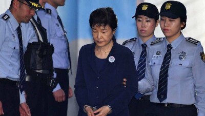 Первую женщину-президента Южной Кореи приговорили к 24 годам заключения