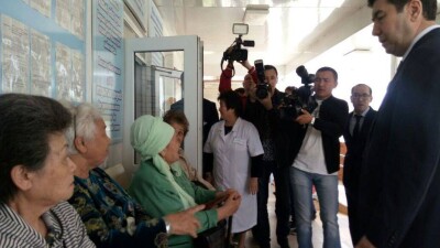 Аким Карагандинской области без предупреждения проверил очереди в поликлиниках