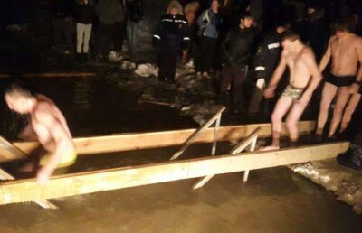 Казахстанцы отпраздновали Крещение, окунувшись в прорубь