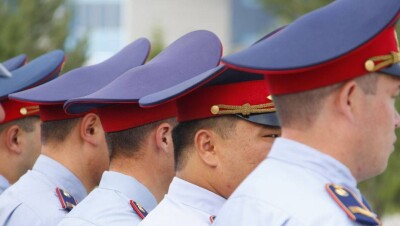 Один из охранников, избивших посетителей кафе в Павлодаре, был ранее уволен из полиции