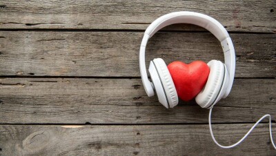 Казахстанские пользователи Spotify в 2020 году чаще всего слушали песни Скриптонита и Арианы Гранде