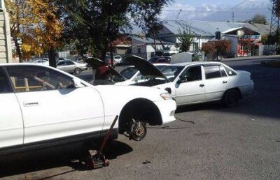 Из-за открытого люка в центре Алматы эвакуировали 10 машин