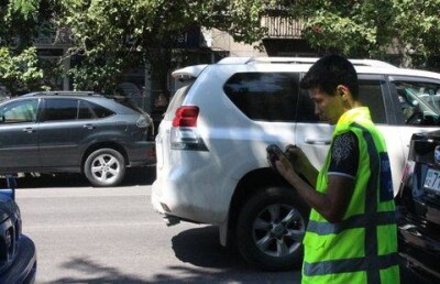 Алматинцев призывают создать инициативную группу по борьбе с парковщиками 