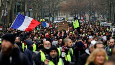 Во Франции "жёлтые жилеты" забросали полицейских камнями и мусором