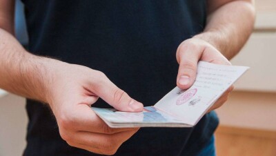 Прожившего в Казахстане 20 лет по поддельным документам россиянина выдворили на родину