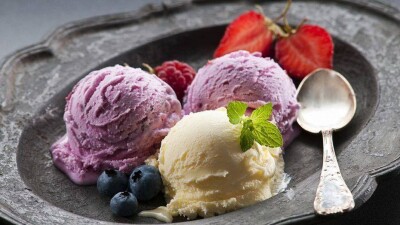 Водой из фонтана мыла ложки продавец мороженого в Астане