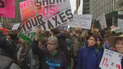 В США тысячи митингующих потребовали публикации отчёта о налогах Трампа