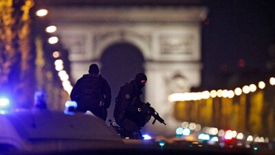 Казахстанским туристам в Париже рекомендуют избегать района перестрелки