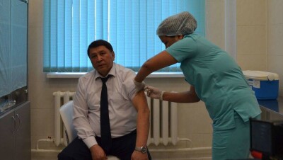Главный санитарный врач Казахстана опробовал вакцину от гриппа на себе и своём внуке