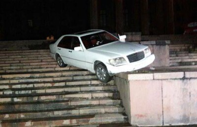 Автомобиль с пьяным водителем застрял на ступеньках КБТУ в Алматы