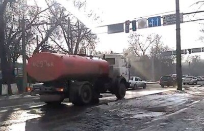 В акимате объяснили, зачем в Алматы зимой поливают дороги 