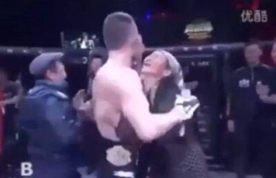 Боец-казах из Китая вызвал на ринг свою мать, чем до слёз растрогал зрителей 