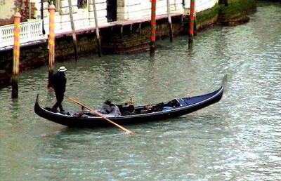 "Венецианские гондолы" работали во время потопа в Алматы