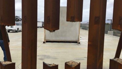 СМИ: Образец стальной стены Трампа распилили обычной пилой