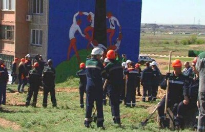 В ответ на экоманифест Паши Каса возле разрисованного дома в Темиртау металлурги высадили деревья