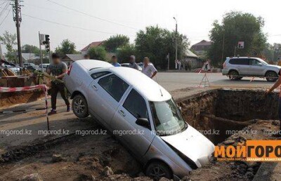 В Уральске машина вылетела в вырытый котлован