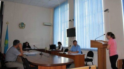 Актюбинка в суде призналась в любви мужчине, который похитил её и избил