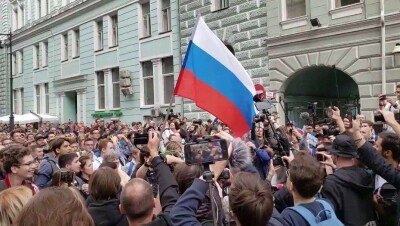 В Москве полиция задержала десятки протестующих у здания горизбиркома