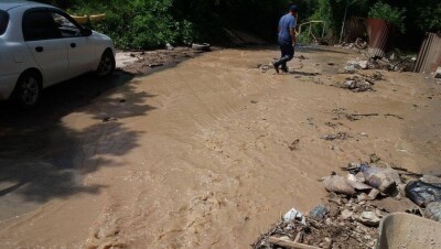 В Алматы из-за разлива реки подтопило 10 домов