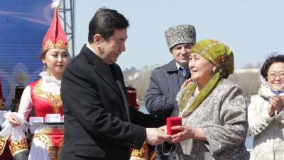 В День единства народа Казахстана в Карагандинской области многодетные семьи получили ключи от квартир