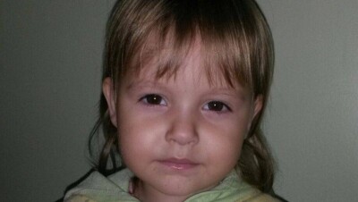 В Усть-Каменогорске родители оставили маленькую девочку в подъезде