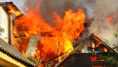 В Алматы на ВОАД полыхает дом