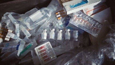 Полиция Австрии показала чемодан с медикаментами, изъятый у казахстанских биатлонистов