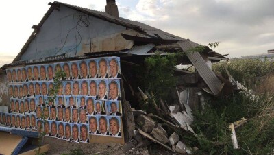 Бульдозерист снёс дом астанчанки, но оставил стену с портретами Назарбаева