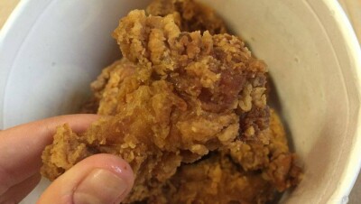 Перья технически не могли появиться в куриных крылышках – KFC