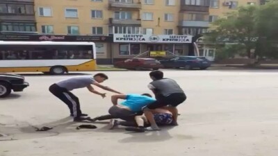 Драку экипажей двух пассажирских автобусов сняли очевидцы в Караганде