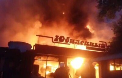 В Алматы горит супермаркет "Юбилейный", пламя перекинулось на 7-этажный дом