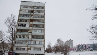 С крыши кривой девятиэтажки в Уральске рухнул парапет